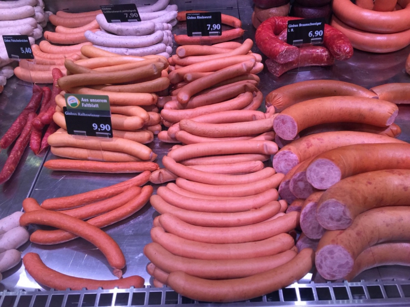 charcuterie-CAVALAIRE SUR MER-min_sausages_meat_butchery-1069321